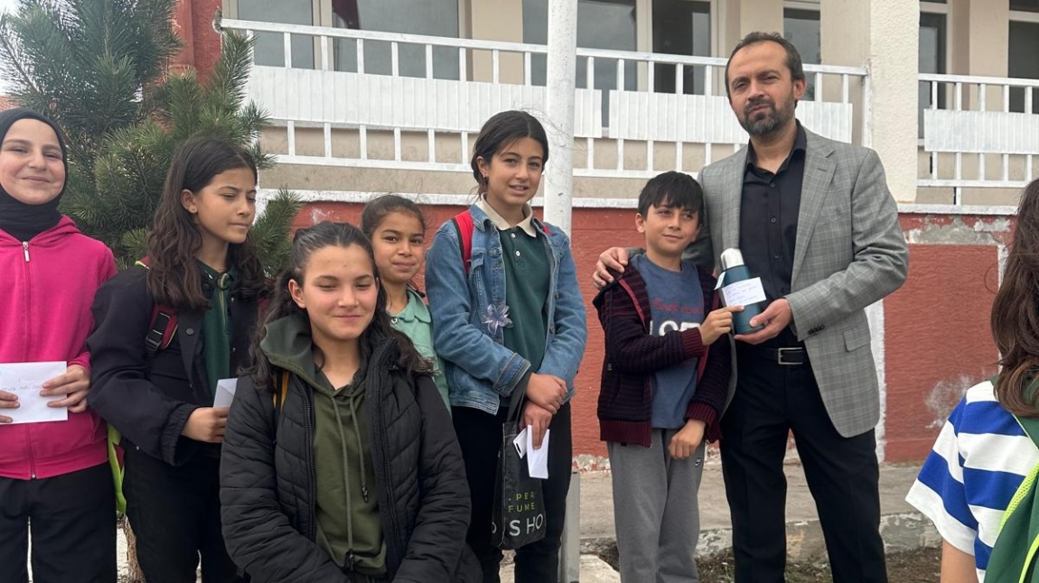 İYİLİĞİ ÇİZ YARIŞMASINDA DERECEYE GİREN ÖĞRENCİLER